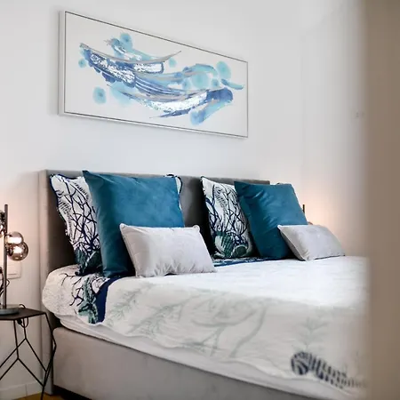 Crowonder Berin Deluxe Penthouse With Rooftop Terrace And Jacuzzi *
