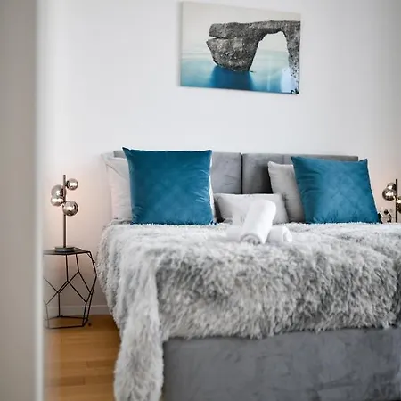 Crowonder Berin Deluxe Penthouse With Rooftop Terrace And Jacuzzi