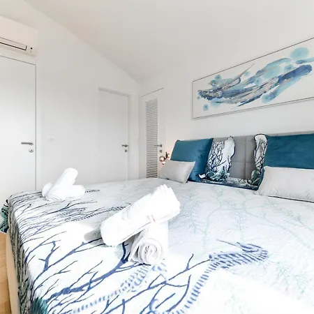 Crowonder Berin Deluxe Penthouse With Rooftop Terrace And Jacuzzi *