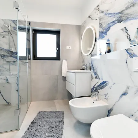 Crowonder Berin Deluxe Penthouse With Rooftop Terrace And Jacuzzi Zara