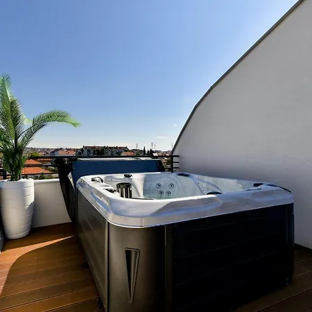Crowonder Berin Deluxe Penthouse With Rooftop Terrace And Jacuzzi Appartamento Zara