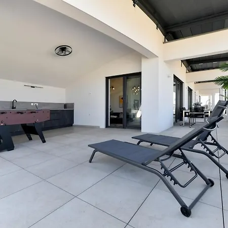 Crowonder Berin Deluxe Penthouse With Rooftop Terrace And Jacuzzi * Zara